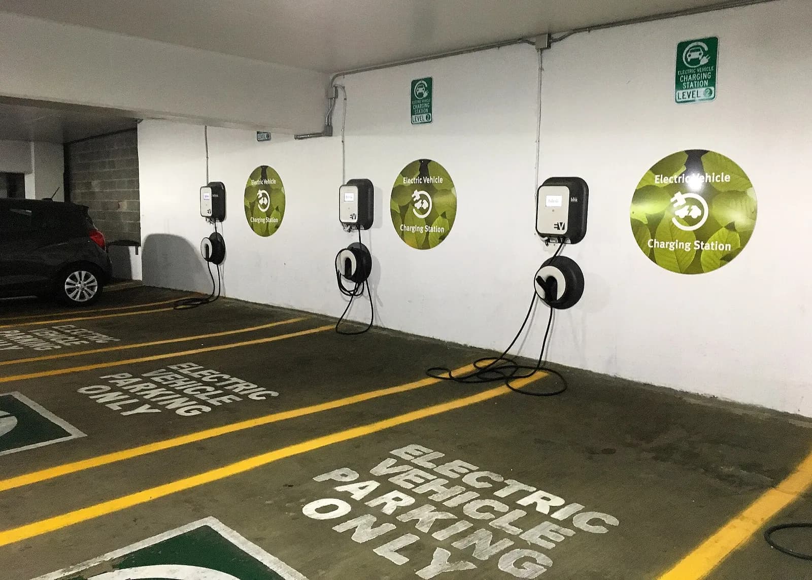 Bornes murales dans un parking souterrain