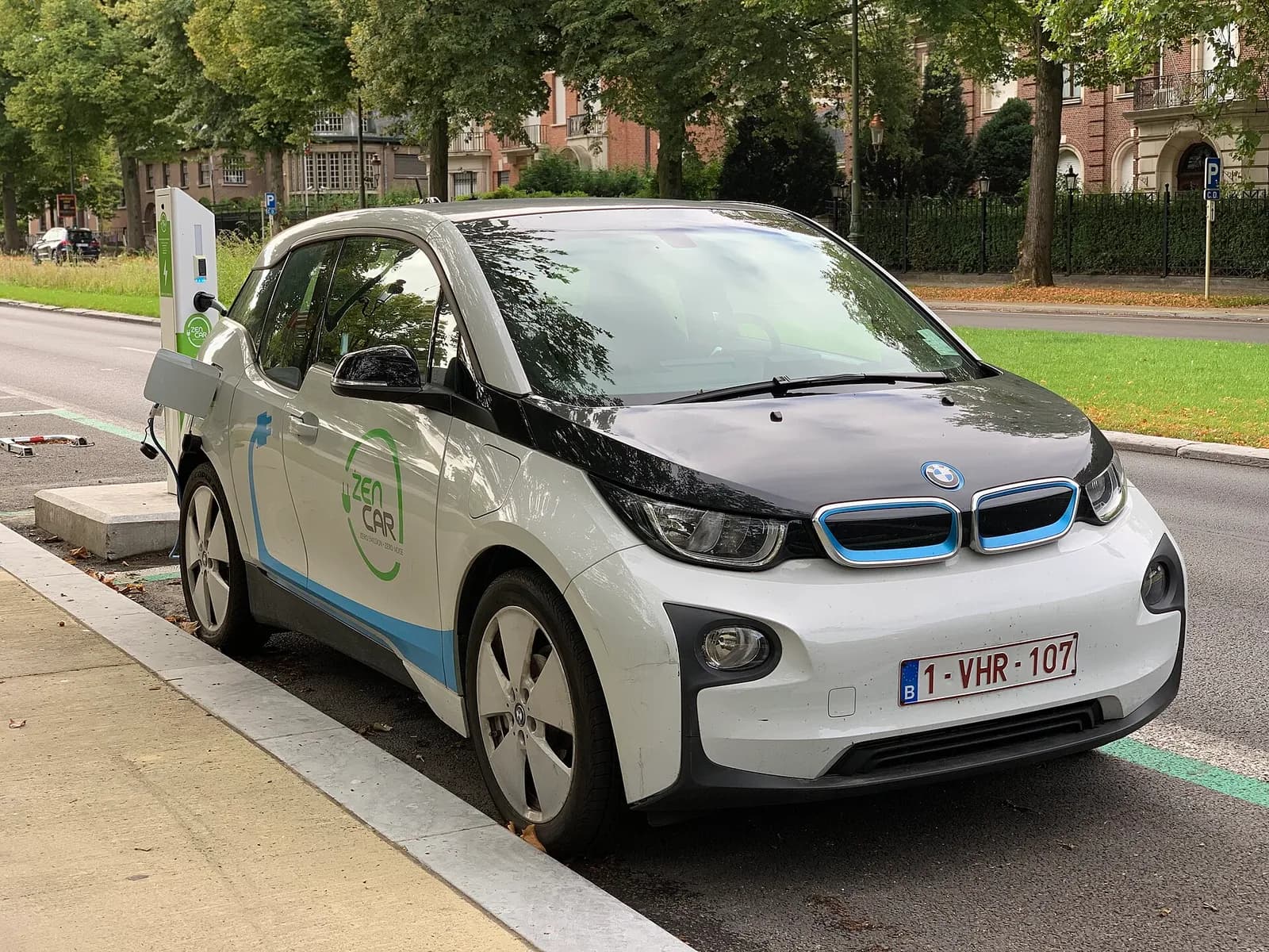 Voiture électrique en charge sur une borne publique en Belgique