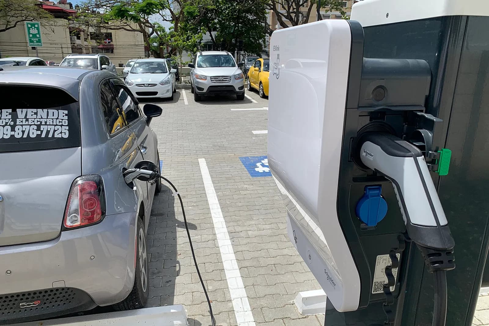 Borne Schneider Electric avec câble de recharge