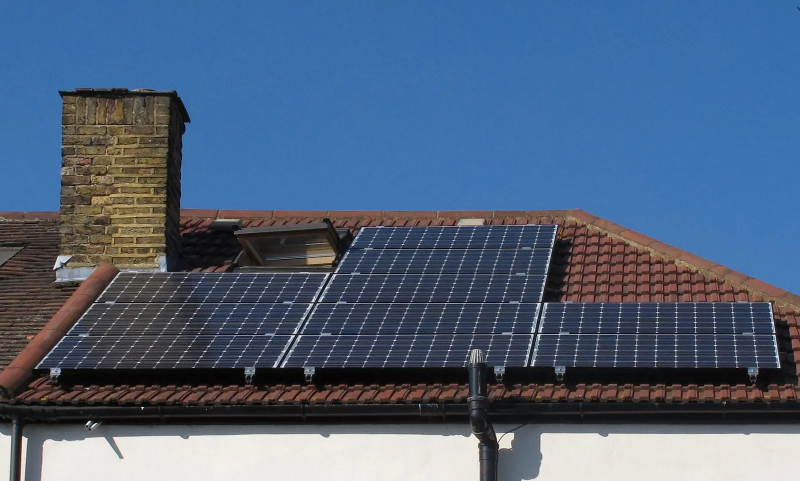 Panneaux solaires sur le toit d'une maison