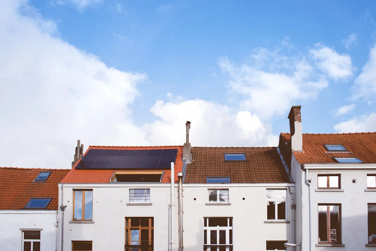 Toits de maisons bruxelloises avec panneaux solaires
