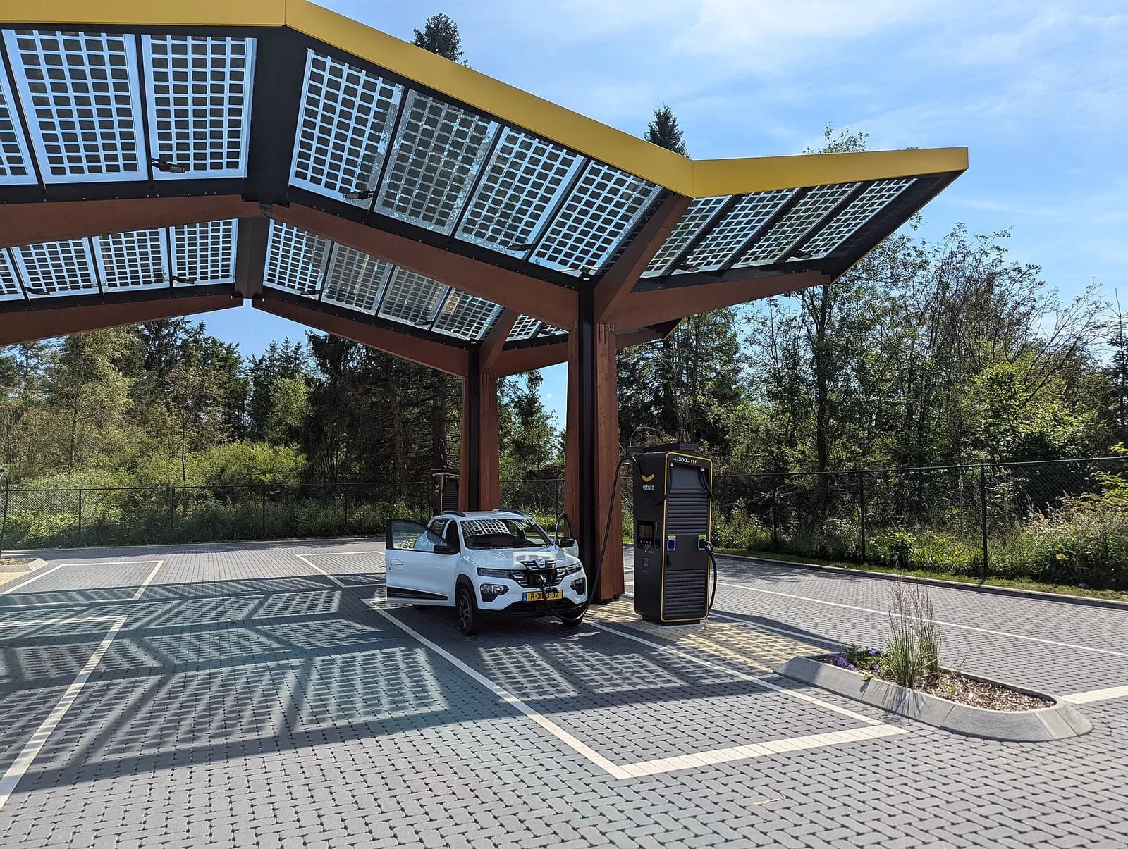Borne de recharge sous un carport photovoltaïque en Belgique