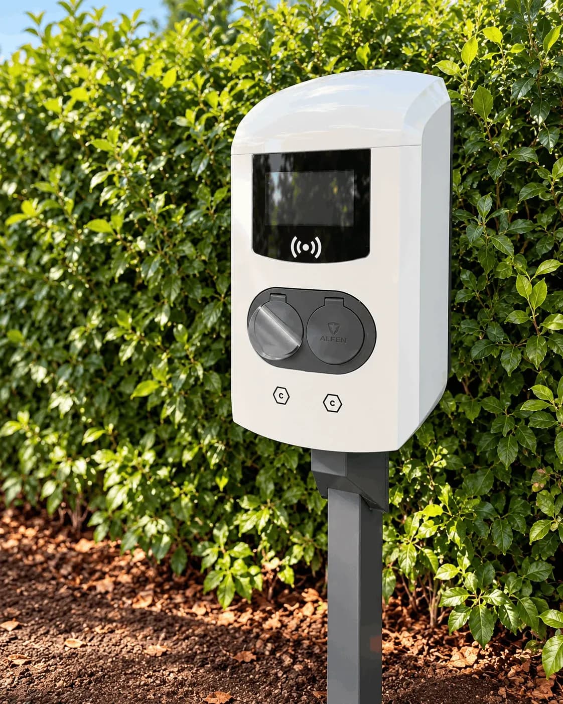 Borne Alfen sur poteau, vue de trois quarts avec ses deux prises de recharge
